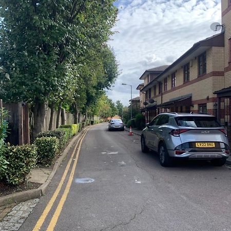 Large, Spacious 3 Bedroom Sleeps 6, Apartment For Contractors And Holidays In Lewisham, Greater London - 1 Free Parking Space & Free Wifi エクステリア 写真